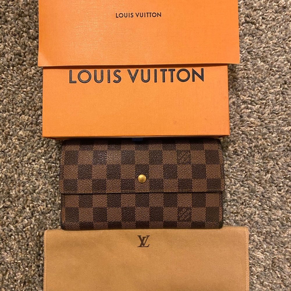 “SOLD”📮📦Authentic Sarah long trifold wallet